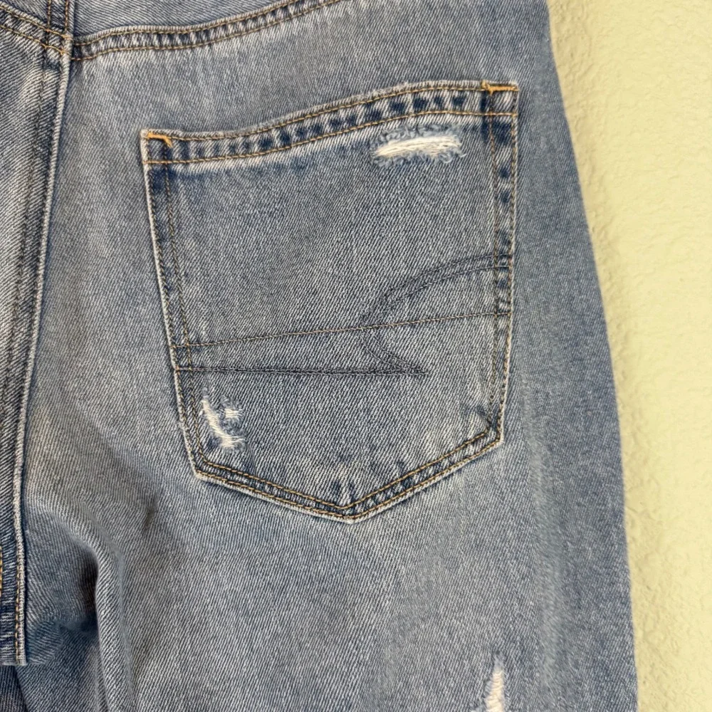American Eagle High Waisted Mom Jeans Size 4 Short Light Wash Distressed Raw Hem